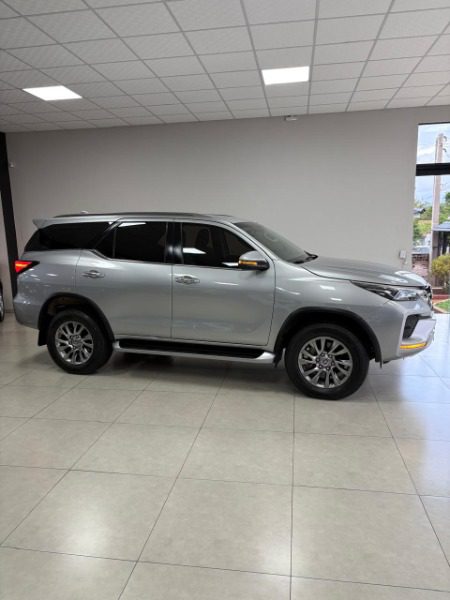 
Toyota Hilux SW4 SRX (7 Lugares) 2022 full									