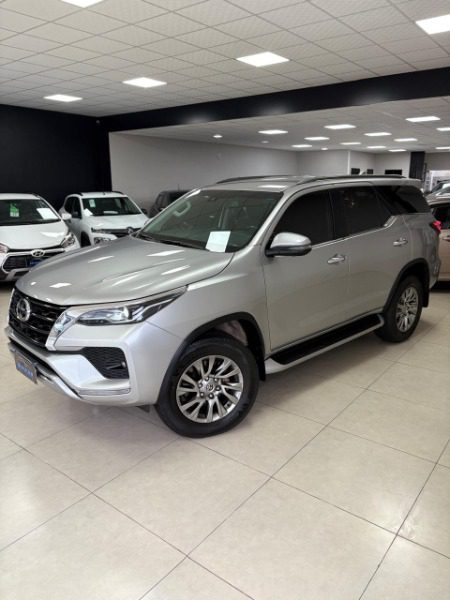 
Toyota Hilux SW4 SRX (7 Lugares) 2022 full									