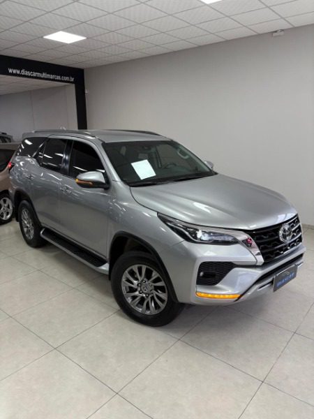 
Toyota Hilux SW4 SRX (7 Lugares) 2022 full									