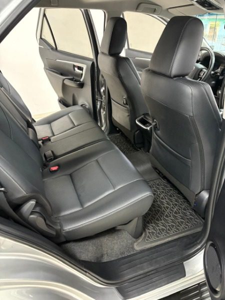 
Toyota Hilux SW4 SRX (7 Lugares) 2022 full									