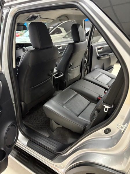 
Toyota Hilux SW4 SRX (7 Lugares) 2022 full									