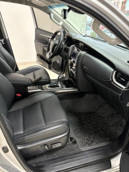 
Toyota Hilux SW4 SRX (7 Lugares) 2022 full									