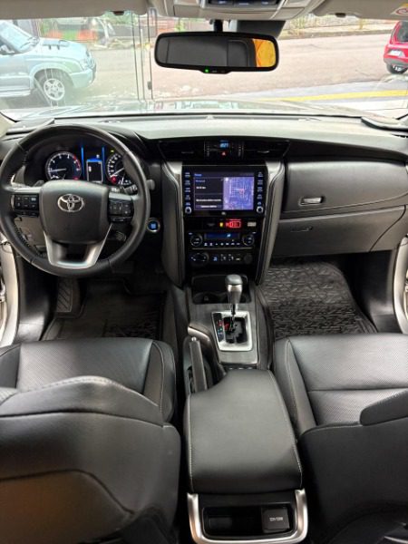 
Toyota Hilux SW4 SRX (7 Lugares) 2022 full									