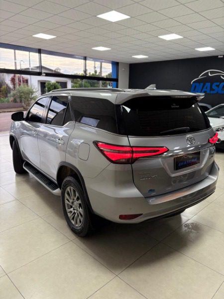 
Toyota Hilux SW4 SRX (7 Lugares) 2022 full									