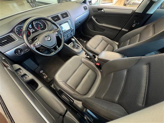 
Volkswagen JETTA Comfortline 2017 full									