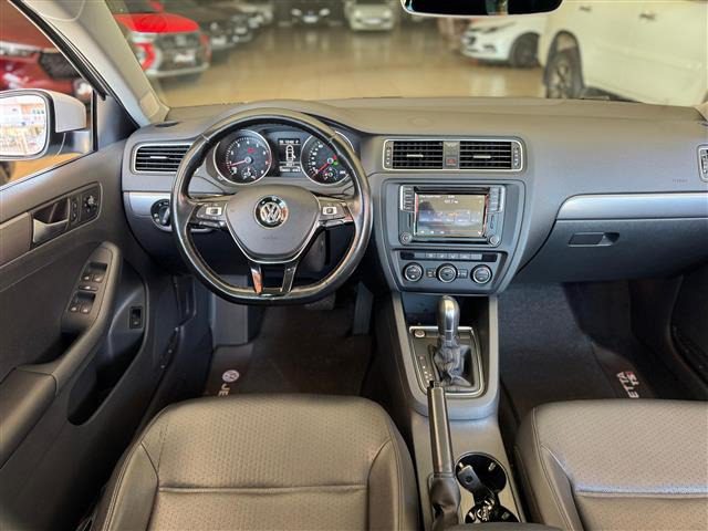 
Volkswagen JETTA Comfortline 2017 full									