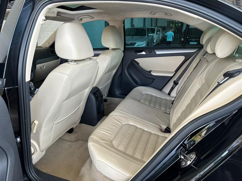 
Volkswagen Jetta Highline TSi 2014 full									