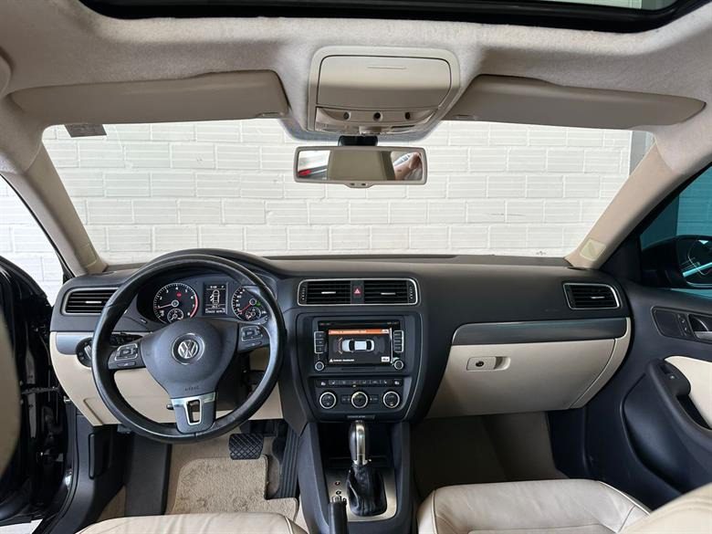
Volkswagen Jetta Highline TSi 2014 full									