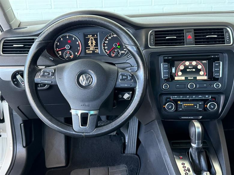 
Volkswagen Jetta Highline 2012 full									