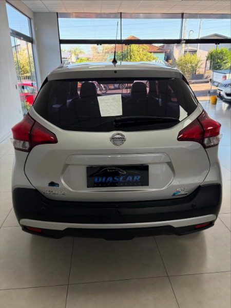 
Nissan Kicks SV 2018 full									