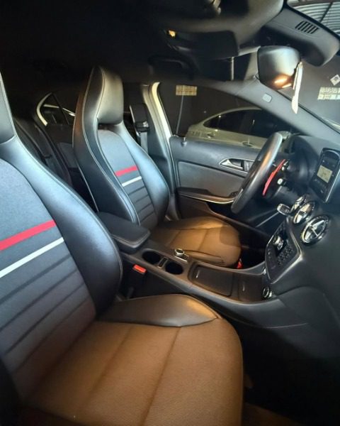 
Mercedes-Benz CLASSE A200 STYLE 2014 full									