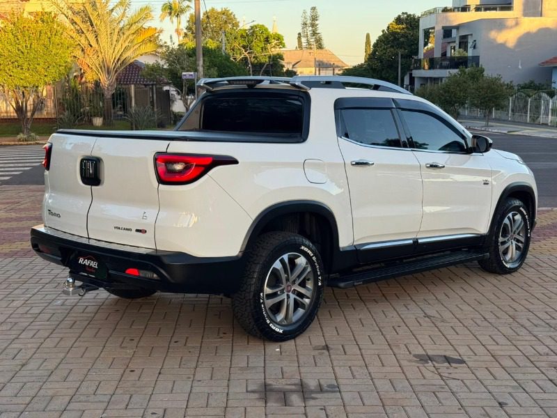 
Fiat TORO VOLCANO 2017 full									
