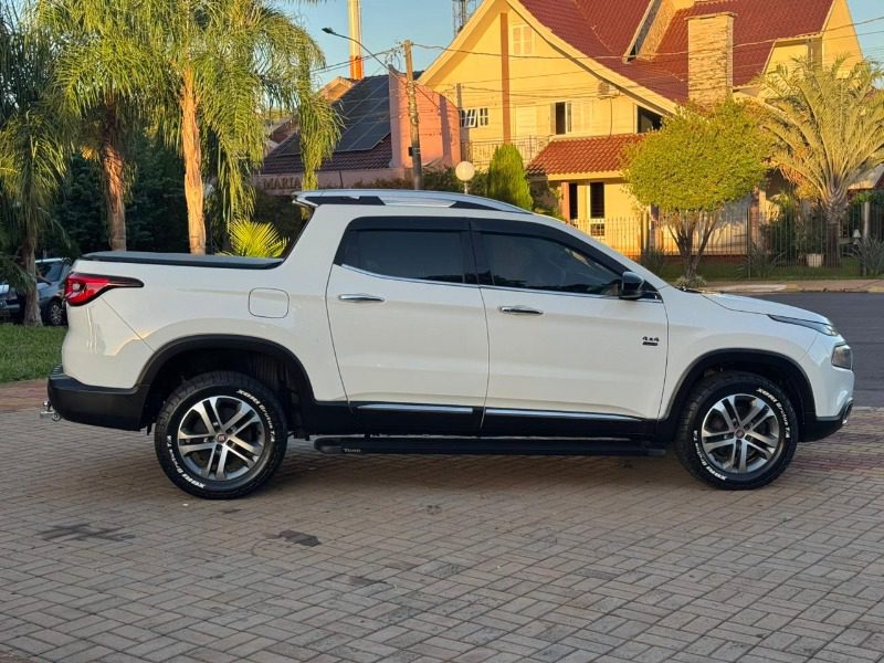 
Fiat TORO VOLCANO 2017 full									