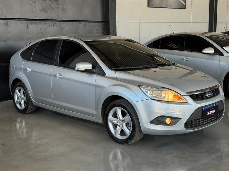 
Ford Focus Hatch 2011 full									