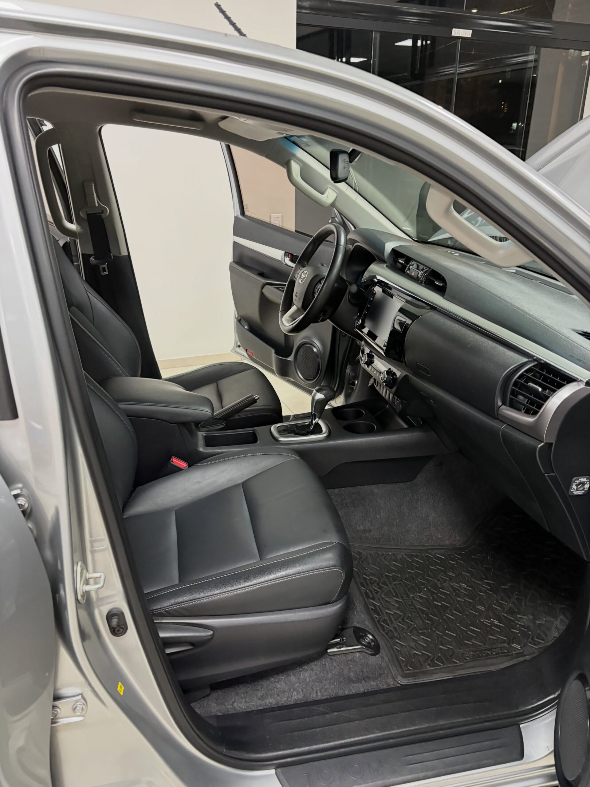 
								Toyota Hilux SRV 2020 full									
